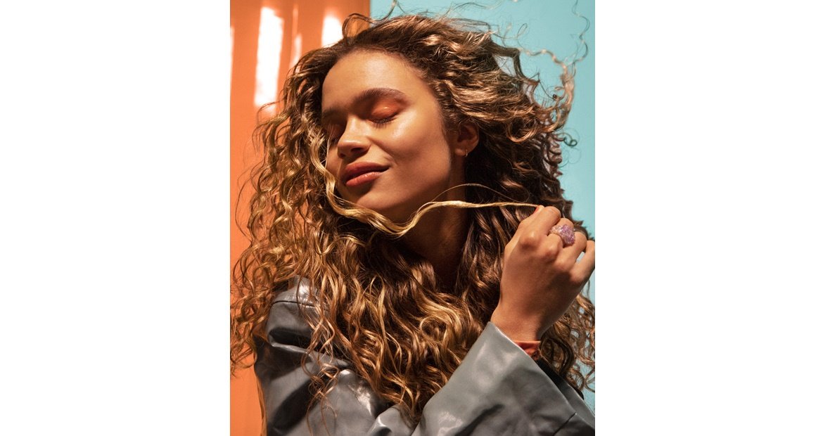 Entenda como deixar o cabelo cacheado definido